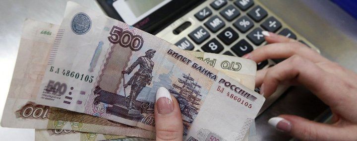 російські банкноти на тлі калькулятора