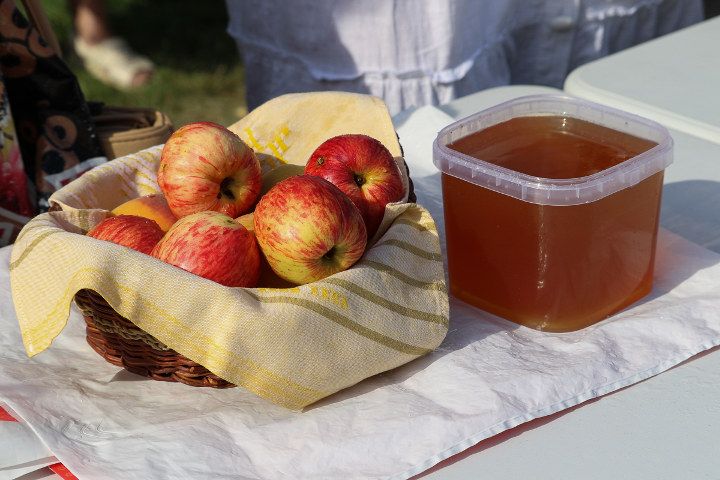 яблука і мед на столі