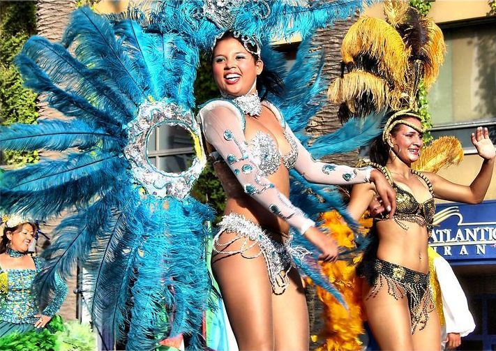 Танцівниці на карнавалі в Бразилії
