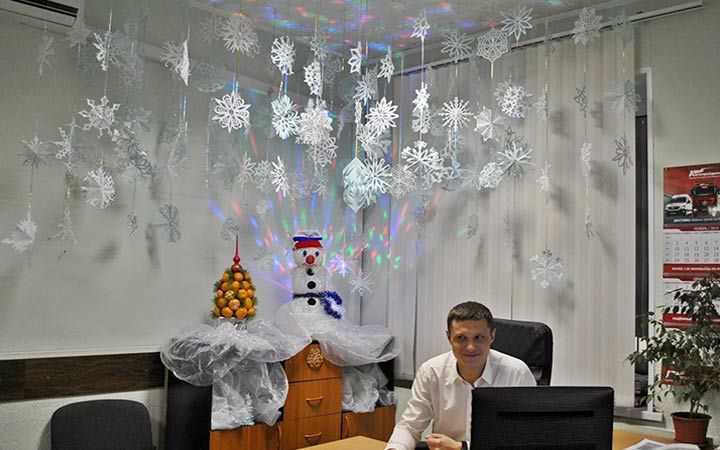 Сніжинки в новорічному оздобленні кабінету