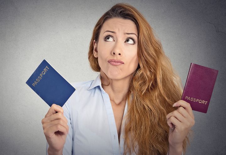 Дівчина з двома паспортами