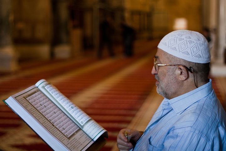 Мусульманин читає Коран