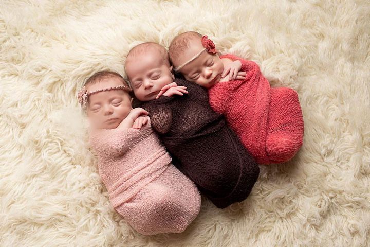 Три новонароджених дівчинки