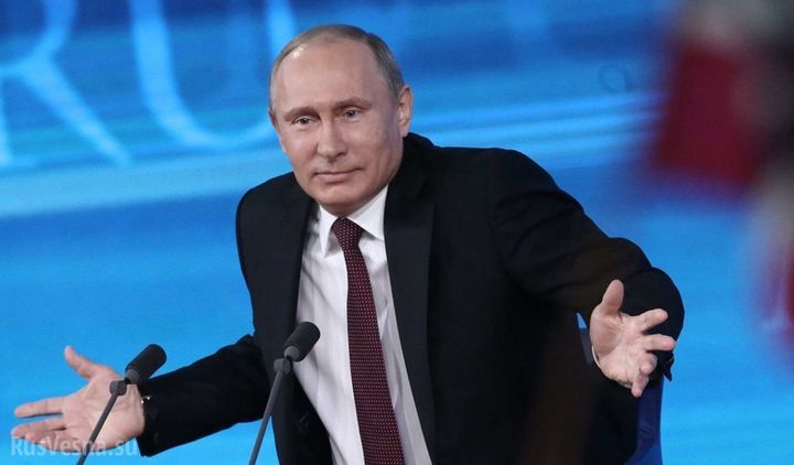 Володимир Путін розводить руками