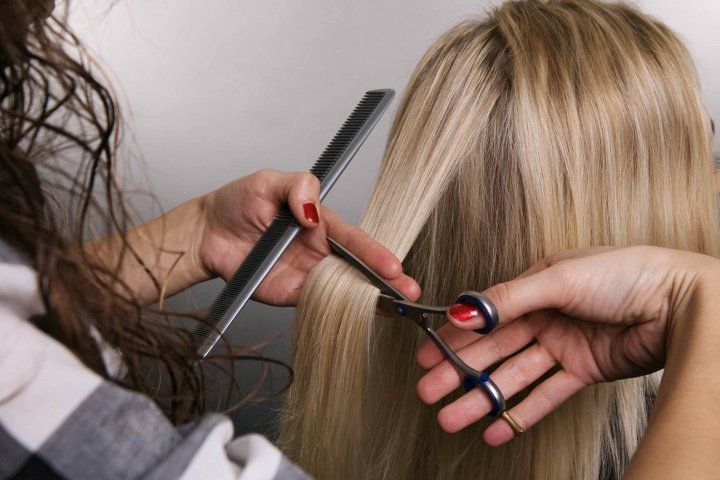 перукар стриже волосся