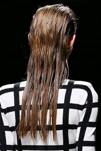 Укладання з ефектом вологих волосся мода 2019 року