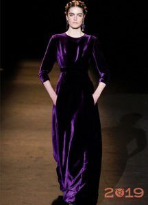 Оксамитове плаття 2019 року відтінку ультрафіолет