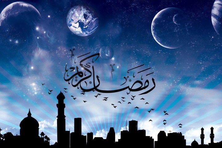арабське місто на тлі неба і місяця і арабський напис