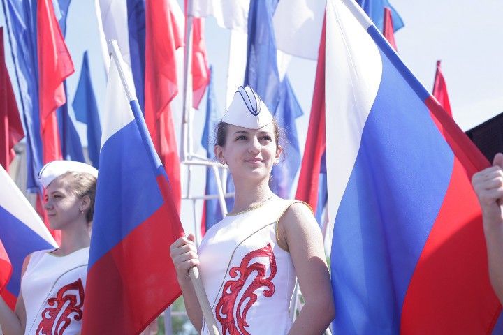дівчата з прапорами Росії