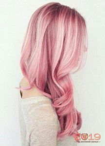 Модний рожевий відтінок волосся