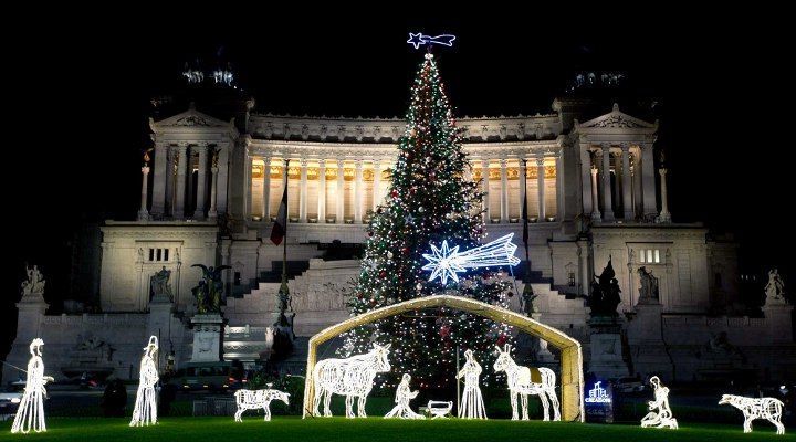 новорічні декорації на вулицях Рима