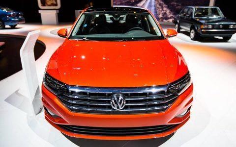 Volkswagen Jetta 2019 помаранчевому кольорі