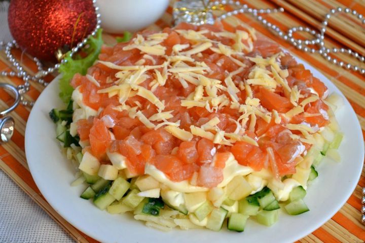 Новорічний салат з картоплею і рибою