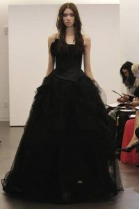 Модне чорне весільне плаття