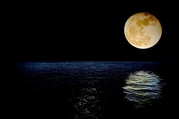повний місяць над озером