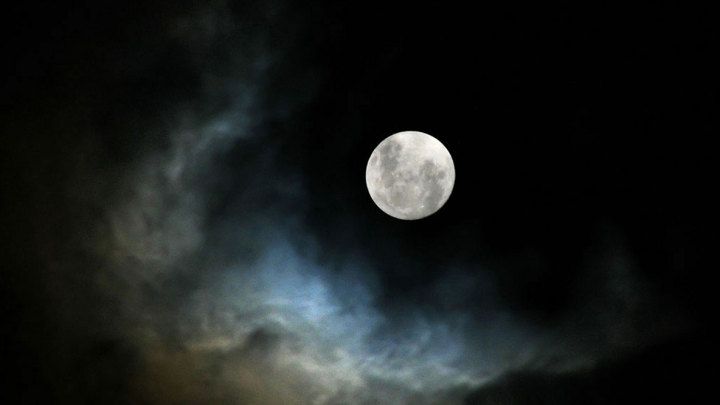 місяць серед хмар
