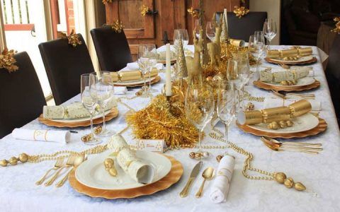 Новорічний стіл в біло-золотий гамі на 2020 рік