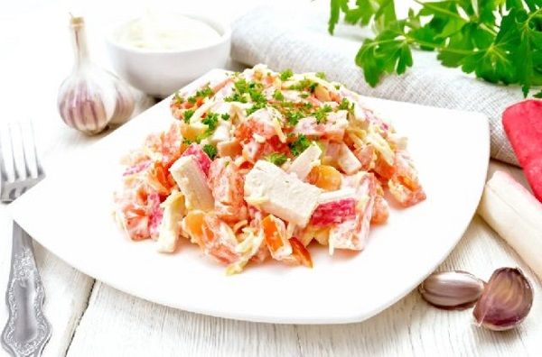 Салати з морепродуктами на Новий рік 2020 рецепт з сухариками