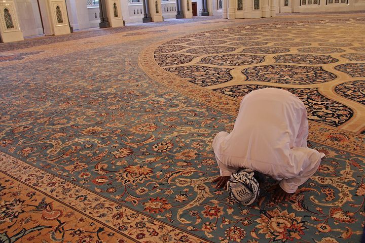 Мусульманин молиться в мечеті