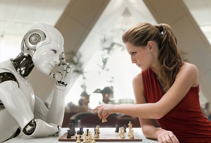 Дівчина і робот грають в шахи