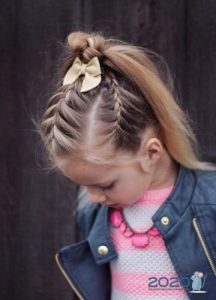Хвостик у поєднанні з косами дитяча мода 2020 року