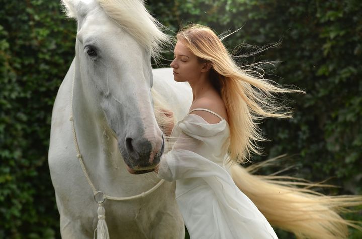 Дівчина з білим конем