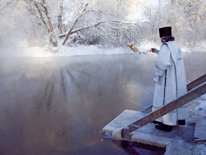 Священик освячує водойму