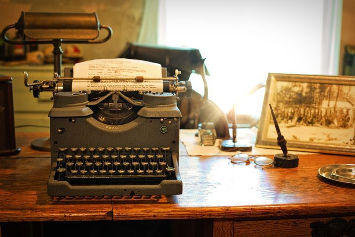 Друкарська машинка на столі