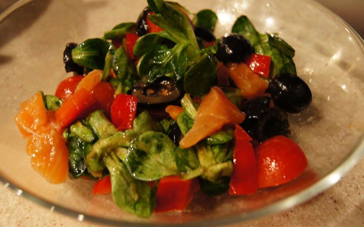 Салат з лососем і оливками на Новий Рік 2020