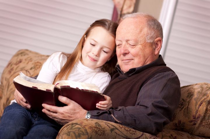 дідусь і внучка читають