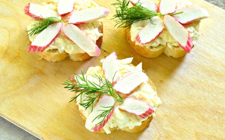 Бутерброд «Крабові квіти» з плавленим сиром на Новий Рік 2020