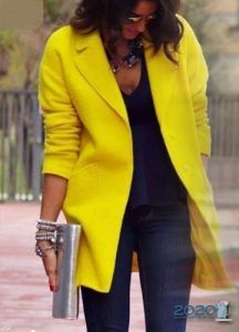 Модне жіноче пальто в жовтих тонах 2019-2020