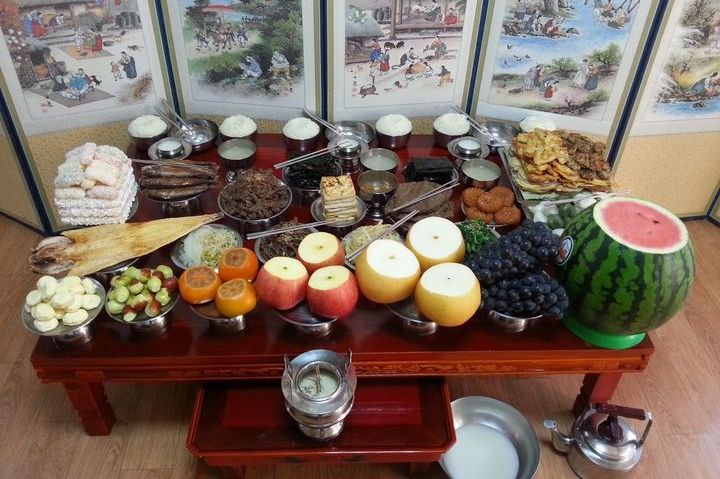 Святковий стіл для церемонії чаре