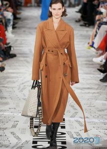 Класичне коричневе пальто під пояс мода зими 2020 року