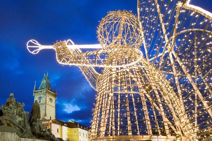 новорічна декорація на вулиці Праги