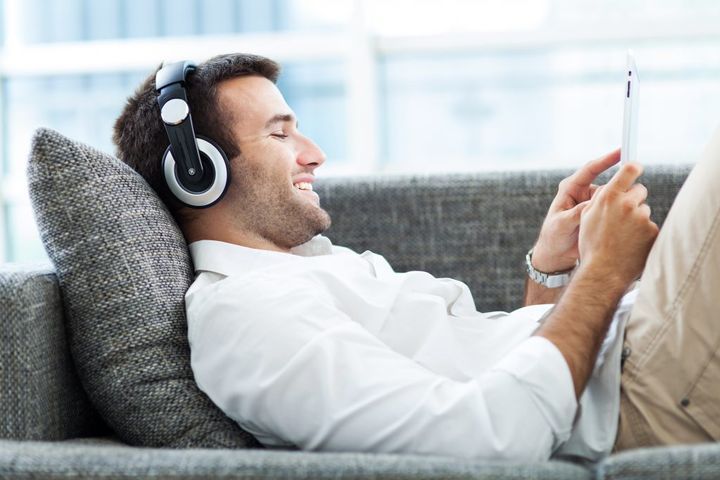 Чоловік слухає музику