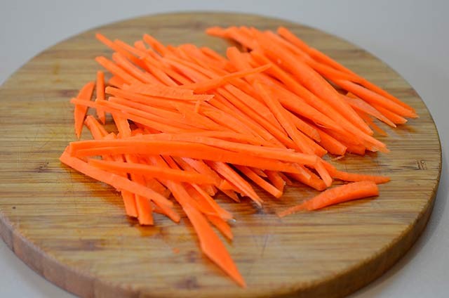 моркву соломкою