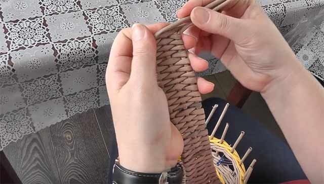 плетіння кошики з трубочок