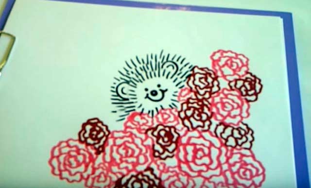 малюнок їжачка з трояндами
