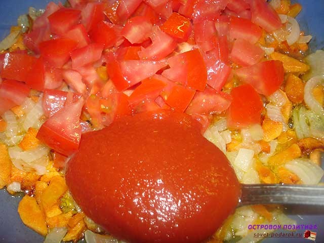 додаємо в овочі томатну пасту