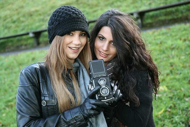 фотоапарат в руках дівчат