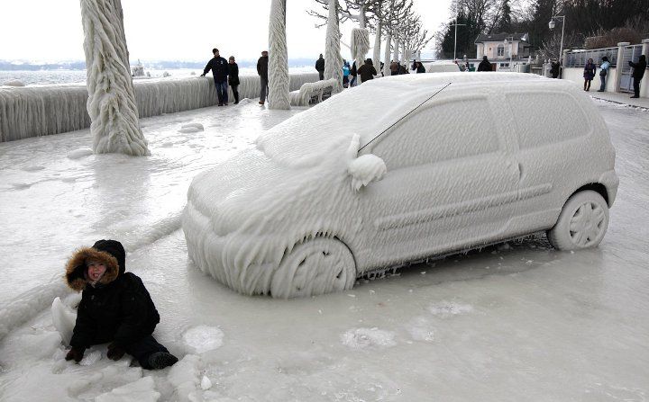 обледенів автомобіль і дерева в снігу в місті