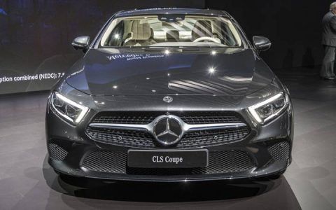 Решітка радіатора і головна оптика Mercedes CLS 2019 року