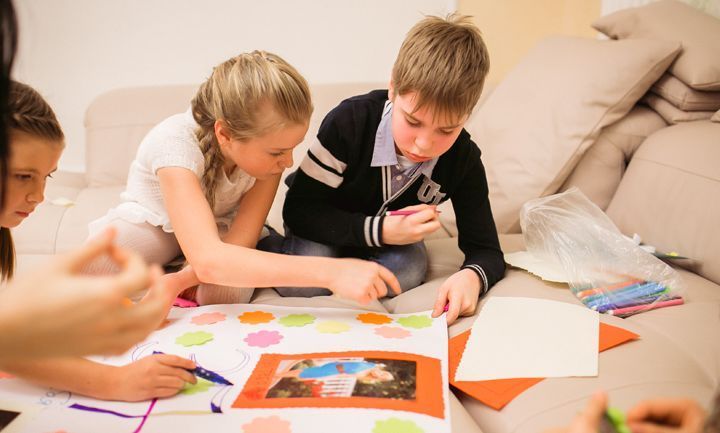 Діти роблять стінгазету