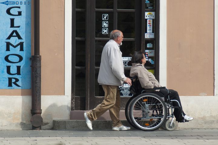 Пенсіонер і інвалід-візочник