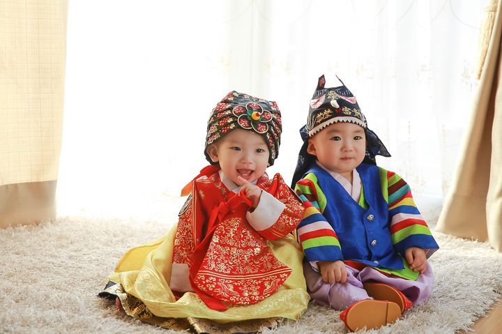 Корейські малюки в національних костюмах